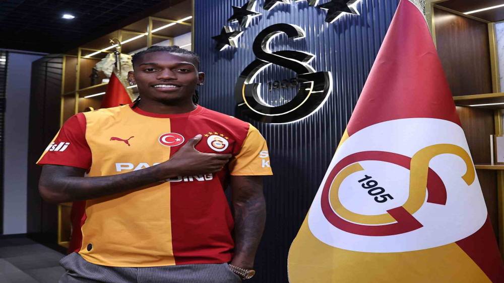 Galatasaray Rafael Leao ile d&ouml;rt yıllık s&ouml;zleşme imzaladı