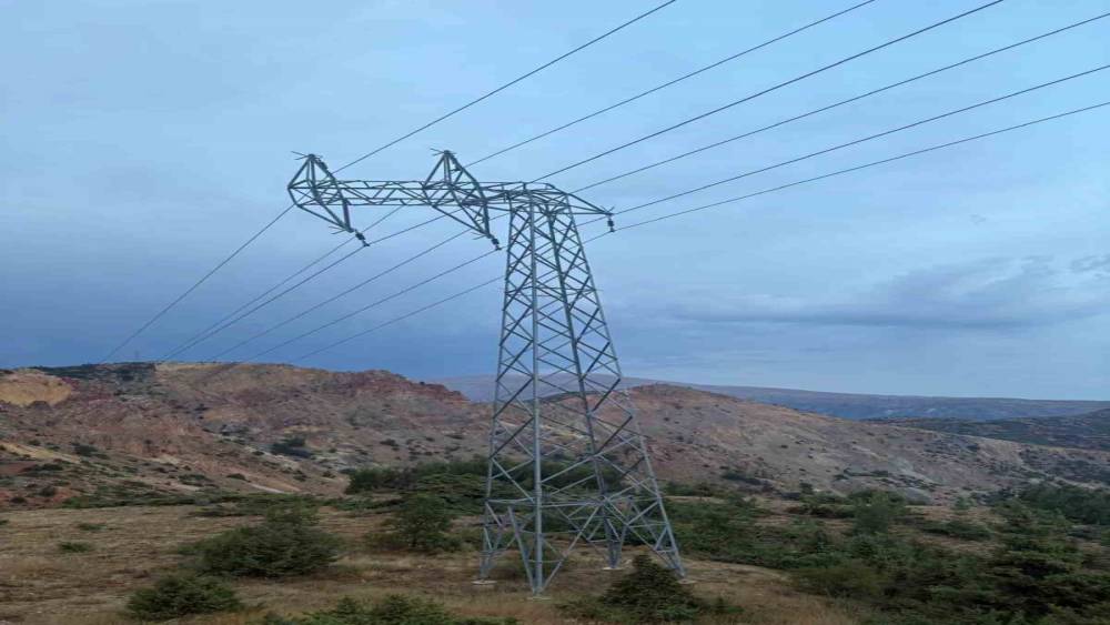 Kemaliye&rsquo;de fırtına sekiz k&ouml;yde elektriği kesti