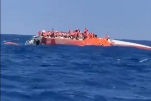 Girne a&ccedil;ıklarında yolcu gemisi alabora oldu: Tahliye s&uuml;r&uuml;yor