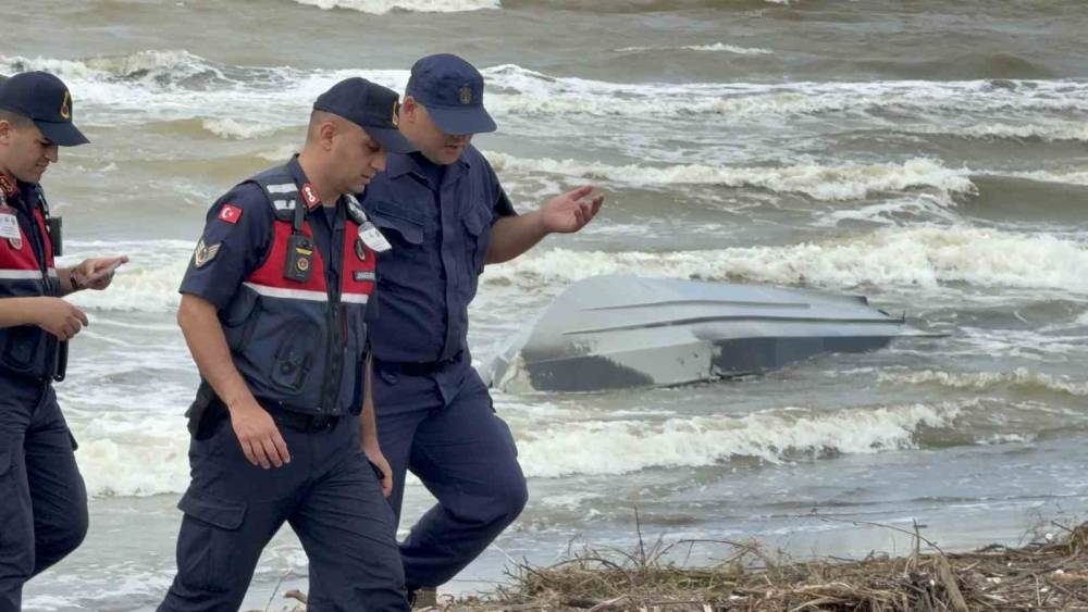&Ccedil;arşamba sahilinde ş&uuml;pheli deniz aracı bulundu