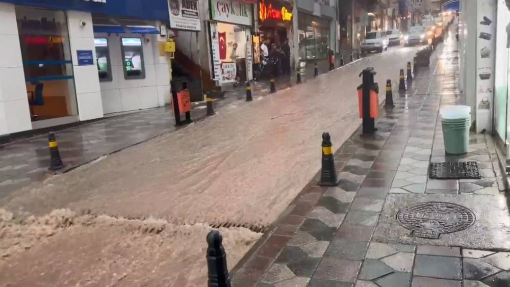 Artvin&rsquo;de heyelan yolu kapattı, kent merkezini su bastı