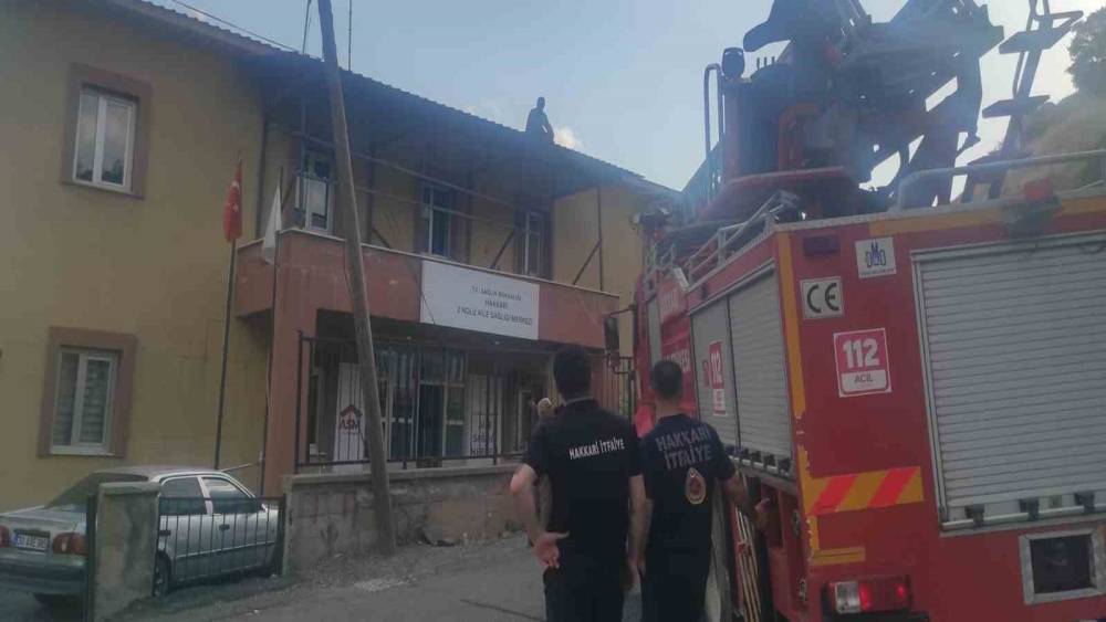 &Ccedil;atıda mahsur kalan iş&ccedil;i itfaiye ekiplerince kurtarıldı