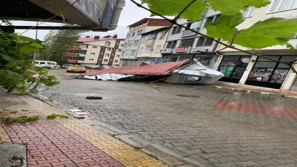 Şavşat&rsquo;ta fırtınanın s&ouml;kt&uuml;ğ&uuml; &ccedil;atı park halindeki araca d&uuml;şt&uuml;