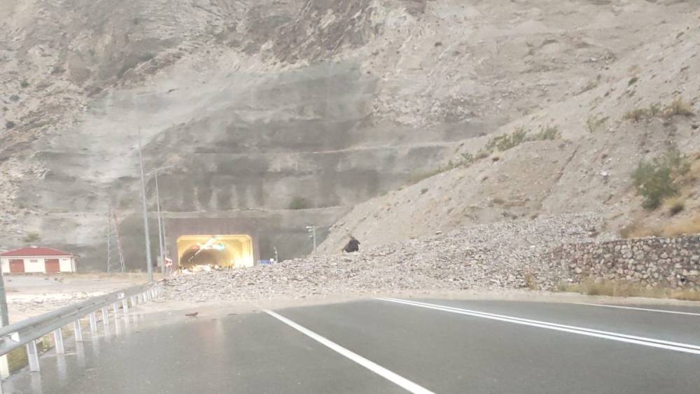 Oltu-Yusufeli yolunda sel ulaşımı bir saat durdurdu