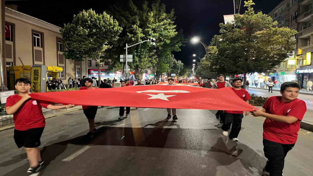 Kırşehir&rsquo;de Zafer Bayramı fener alayıyla kutlandı