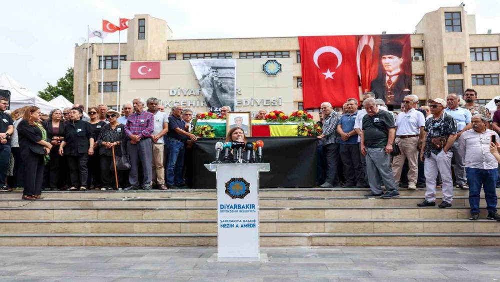 Diyarbakır eski Belediye Başkanı Mehdi Zana i&ccedil;in t&ouml;ren d&uuml;zenlendi
