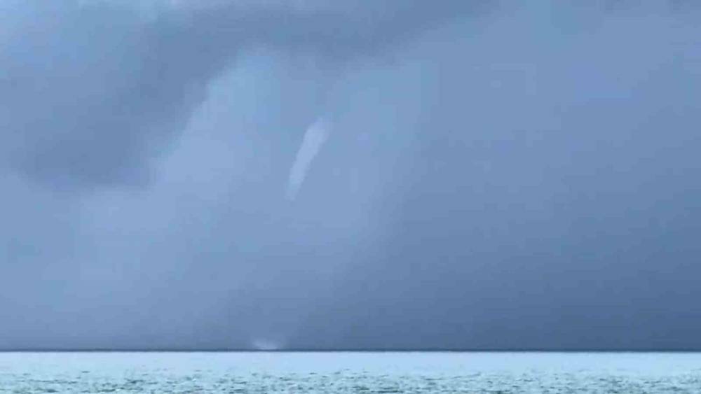 Rize a&ccedil;ıklarında oluşan hortum kıyıdan g&ouml;r&uuml;nt&uuml;lendi