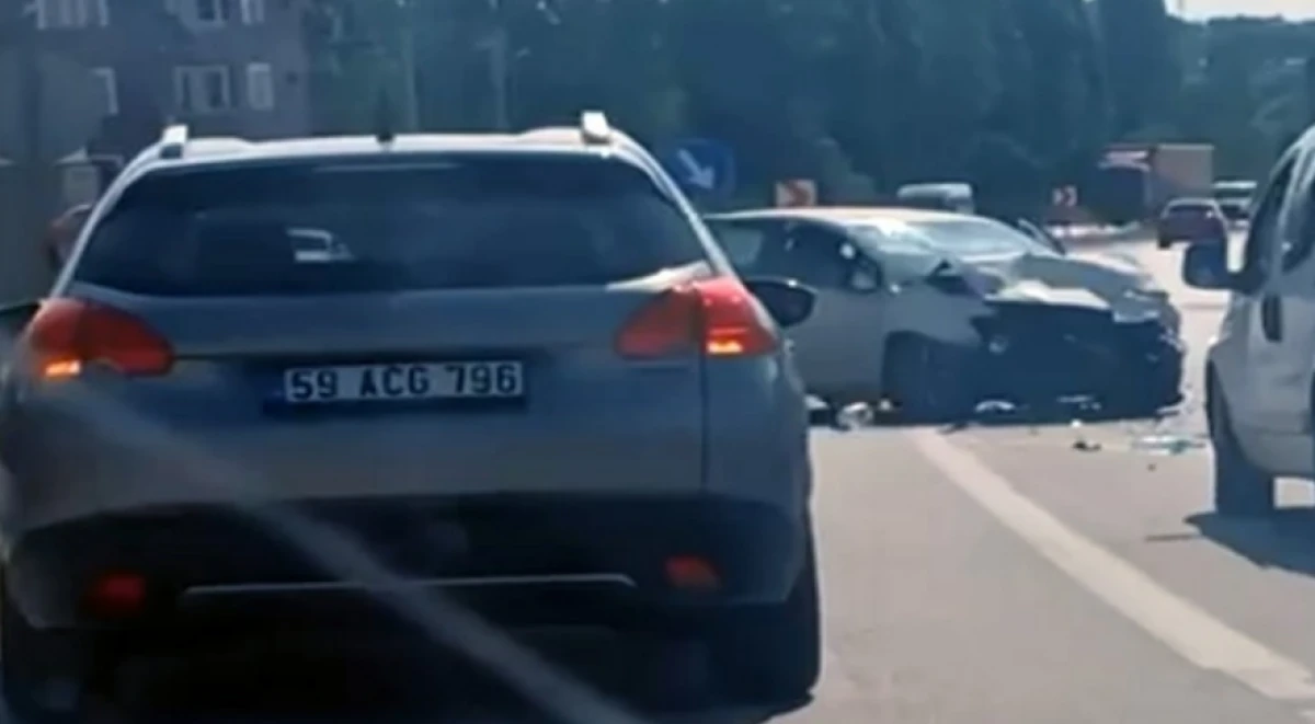 Afyonkarahisar'da Kavşakta Feci Kaza: 1 Kişi Hayatını Kaybetti, 3 Yaralı