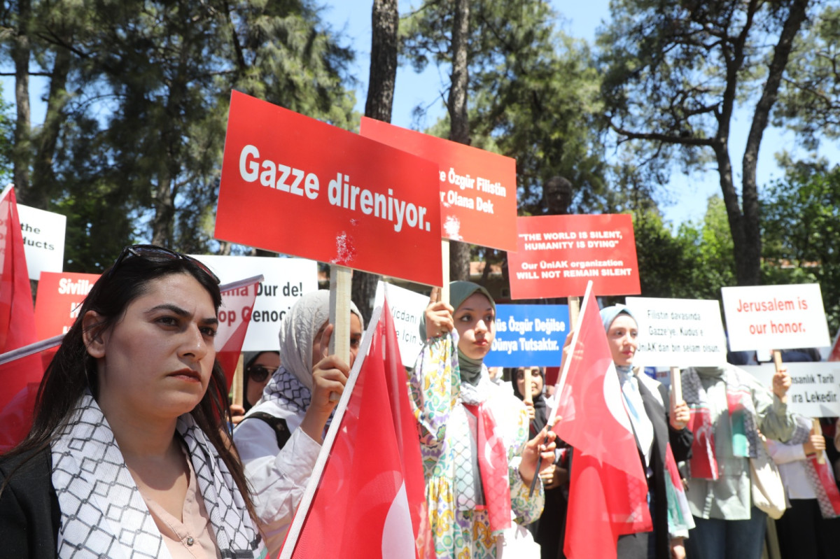 AK Parti İzmir Gençlik Kolları İsrail'in saldırılarını protesto etti