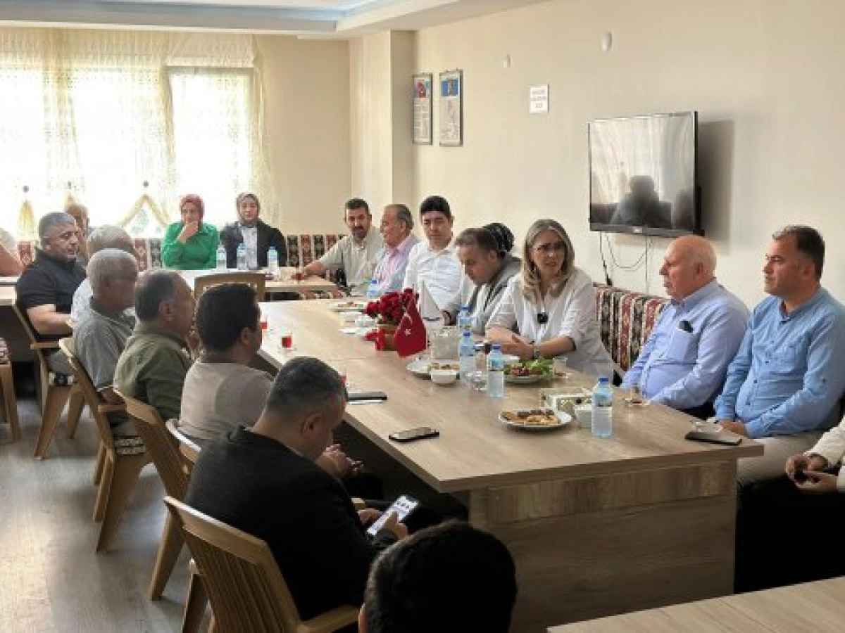 AK Parti İzmir Milletvekili Ceyda Bölünmez Çankırı, Buca Erzurumlular Kültür ve Yardımlaşma Derneği'ni ziyaret etti