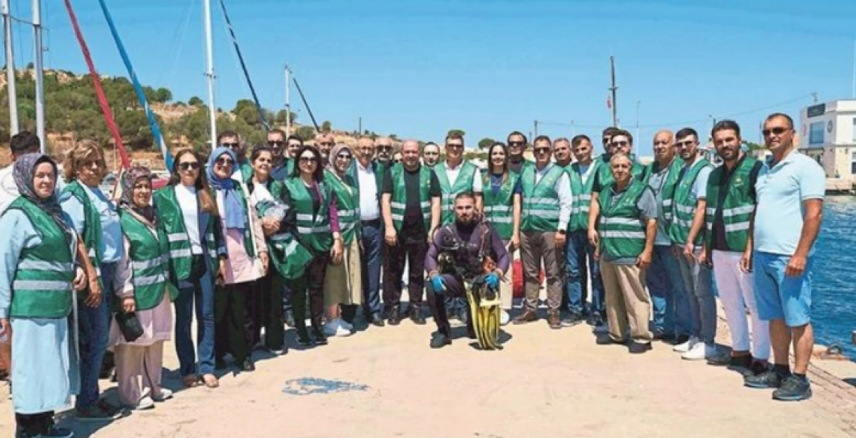 AK Parti İzmir'den Foça'da dip temizliği