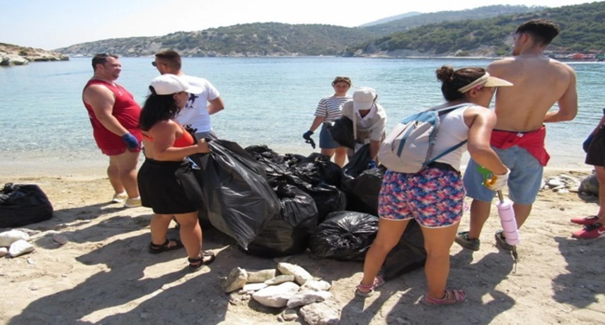 Avrupalı Gençler Foça’da Doğaya Sahip Çıktı: Sazlıca Koyu'nda Temizlik Seferberliği