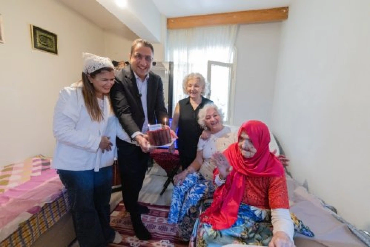 Balçova Belediye Başkanı Onur Yiğit, anneleri unutmadı