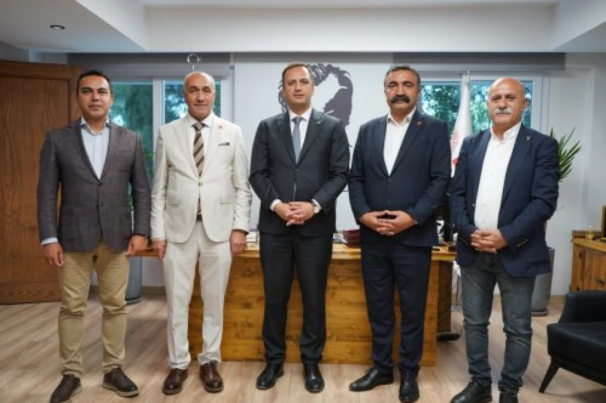 Başkan Eşki, ziyaretçilerini makamında ağırladı