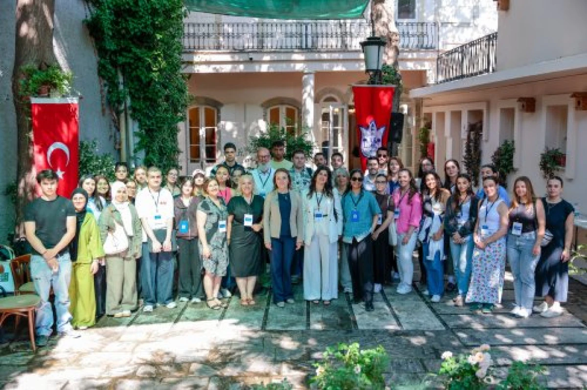 Başkan Mutlu, 11 ülkeden gençleri 'Konak’ta ağırladı