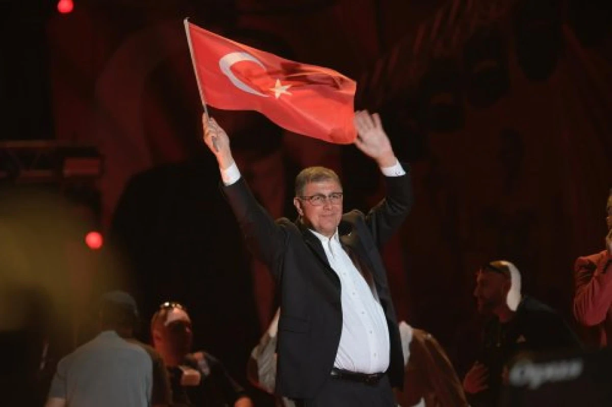 Başkan Tugay: Bu ülkenin gençleri çok daha iyi bir ülkeyi hak ediyor