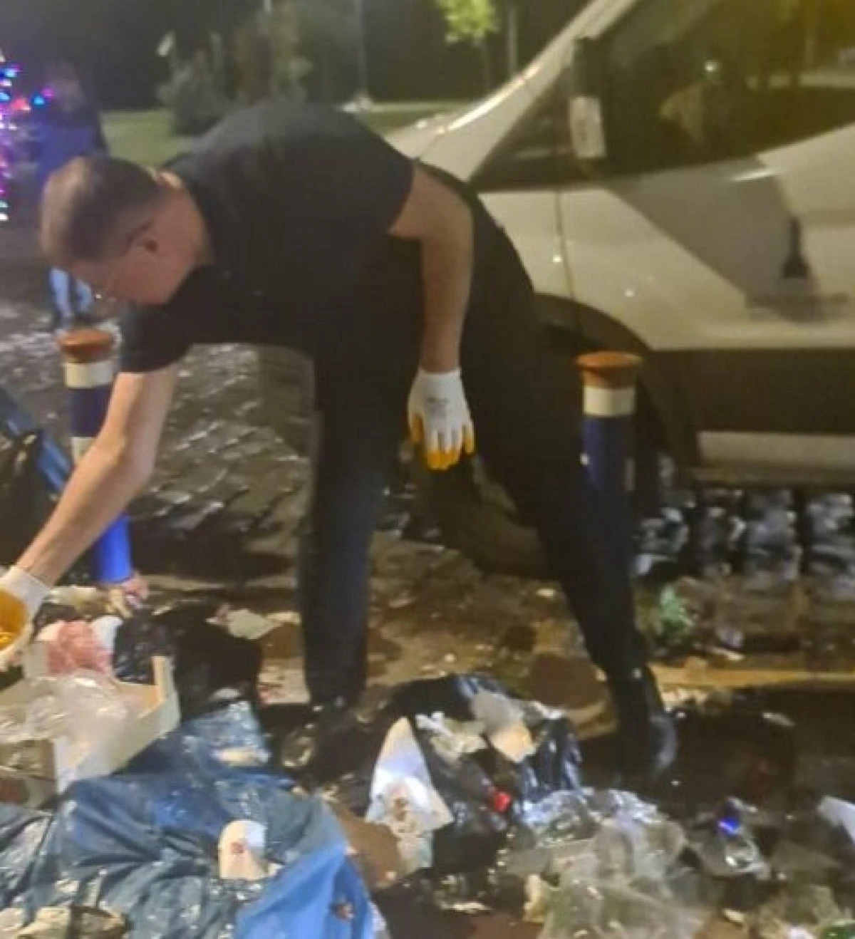 Başkan Tugay, eldivenleri giyip esnafla birlikte çöp topladı!