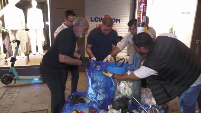 Başkan Tugay, eldivenleri giyip esnafla birlikte çöp topladı!
