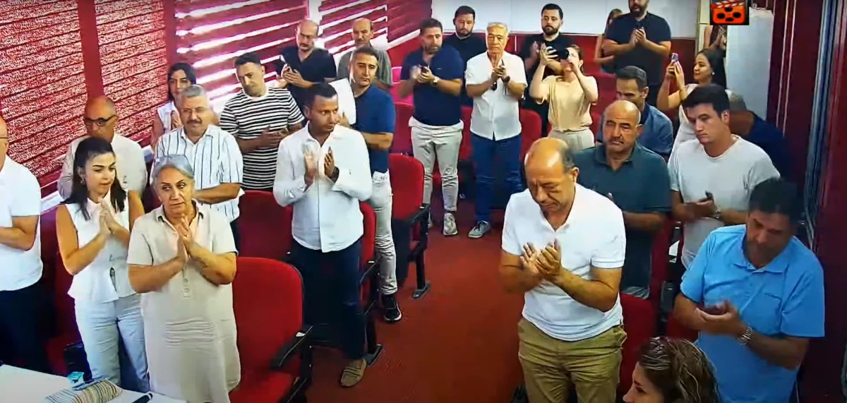 Belediye Meclisinde dayanışma mesajı: Ayakta alkışlandılar 