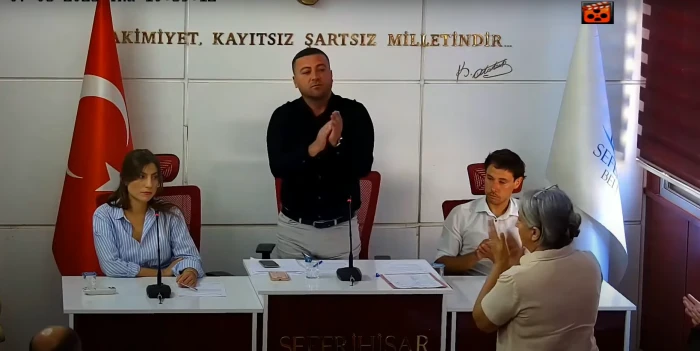 Belediye Meclisinde dayanışma mesajı: Ayakta alkışlandılar 