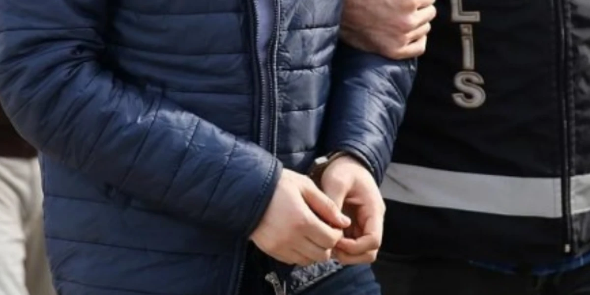 Bergama'da 5 bin 990 sentetik ecza ele geçirildi: 2 tutuklama