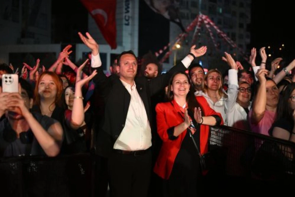 Bornova’da Gençlik Festivali kortej ve konserle final yaptı