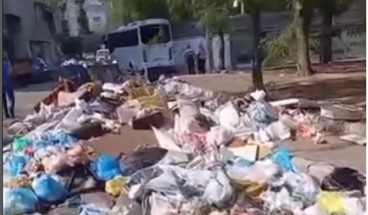 Buca ve Karşıyaka’da çöp yığınları büyüyor, tepkiler artıyor