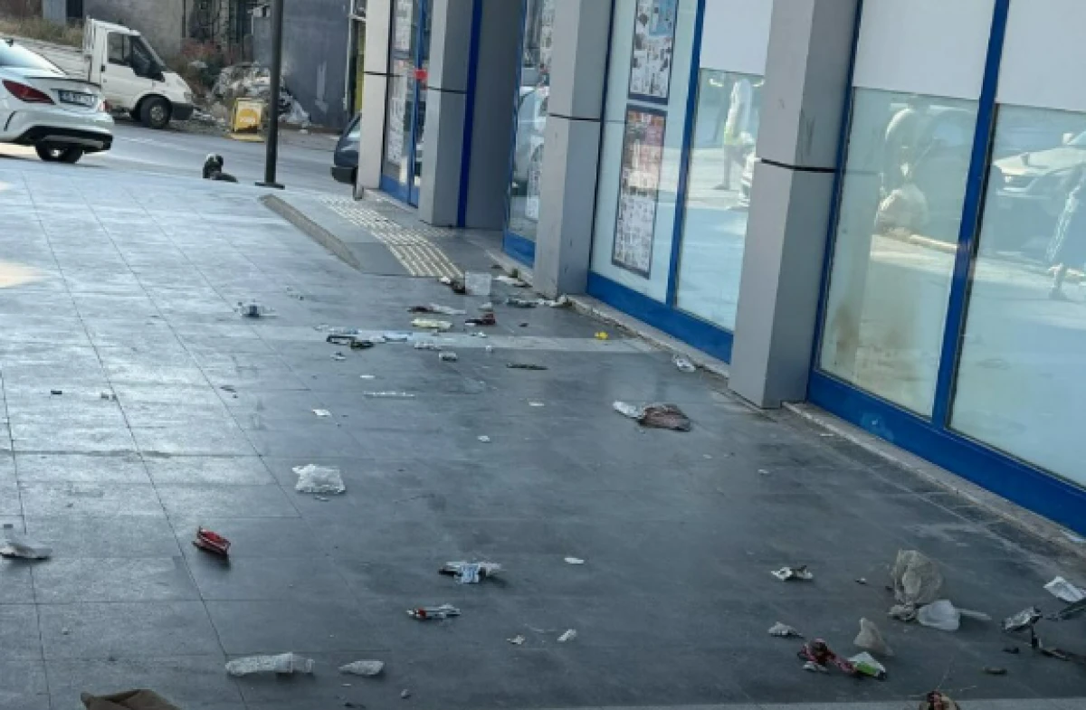 Buca’da Marketin Önü Çöplüğe Döndü! Mahalleli İsyanda