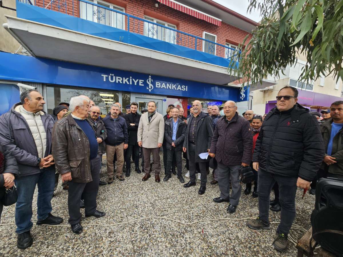 Çandarlı'da İş Bankasının kapatılacak olması protesto edildi 