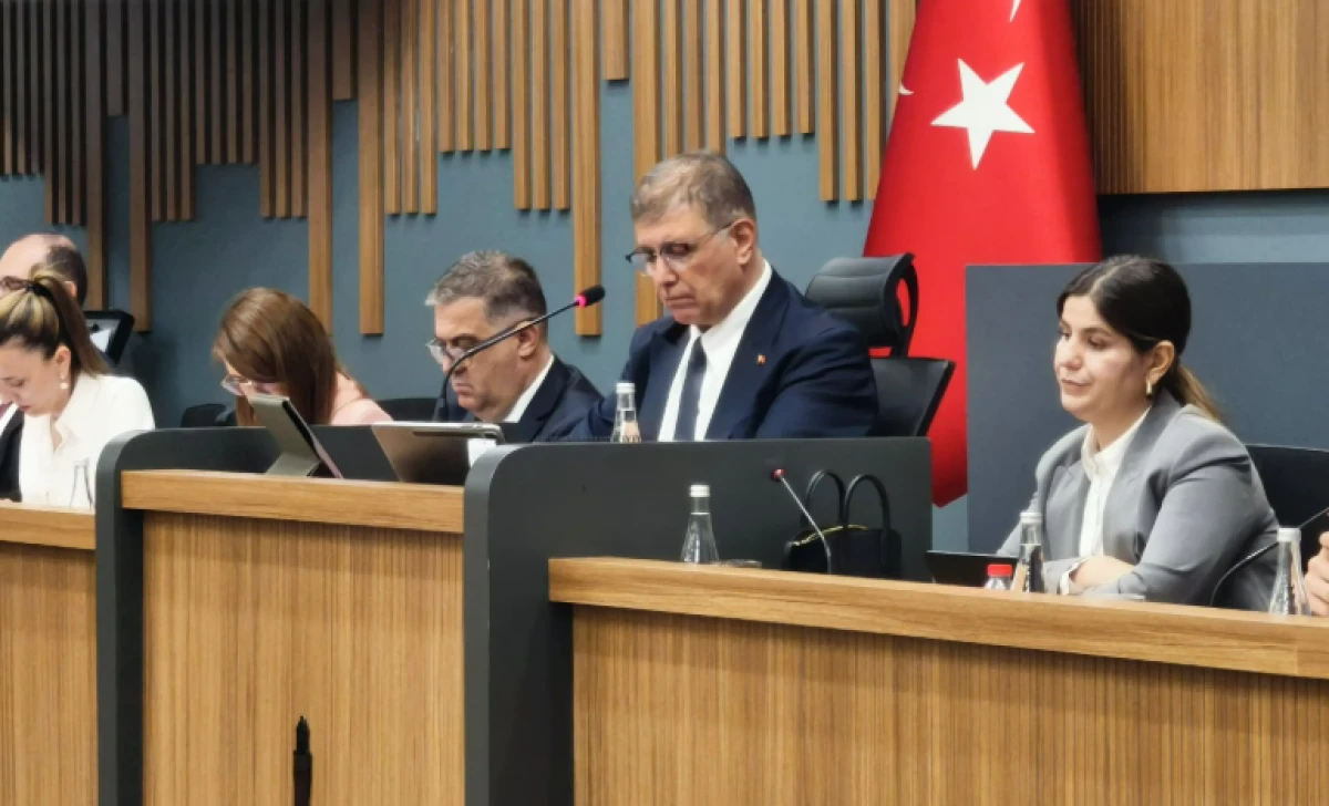 Cemil Tugay’dan “fotoğraf krizi” açıklaması: Tartışmanın tarafı değilim