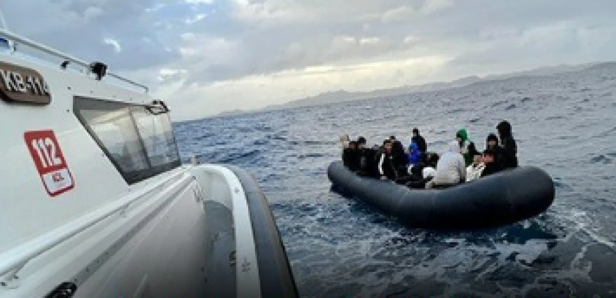 Çeşme açıklarında sürüklenen bottaki 42 düzensiz göçmen kurtarıldı