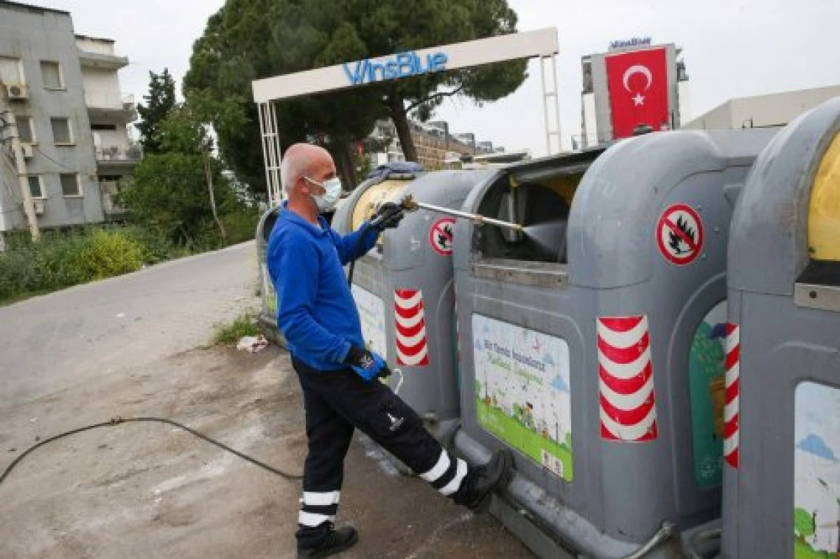 Çiğli Belediyesi'nin bahar temizliği tam gaz devam ediyor