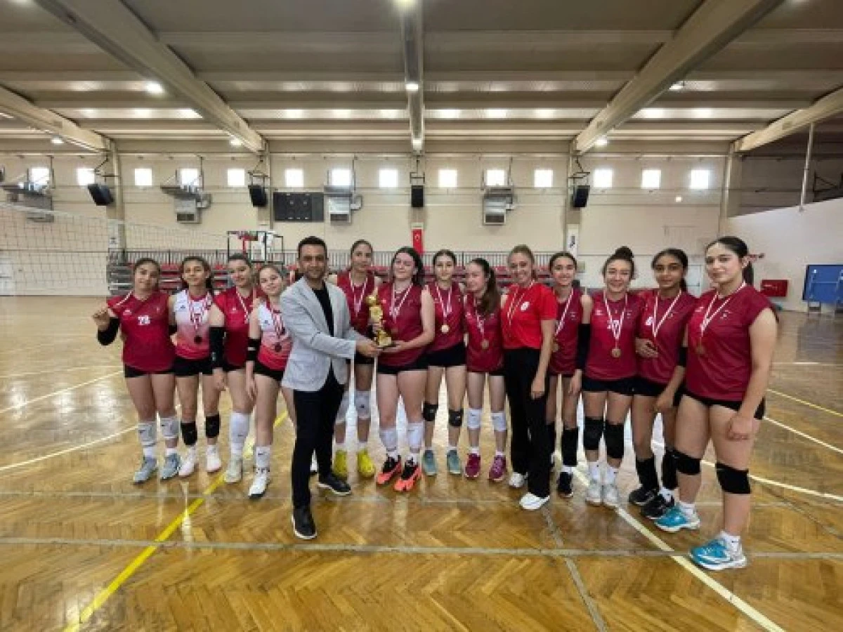 Çiğli'de 19 Mayıs Voleybol Turnuvası yapıldı