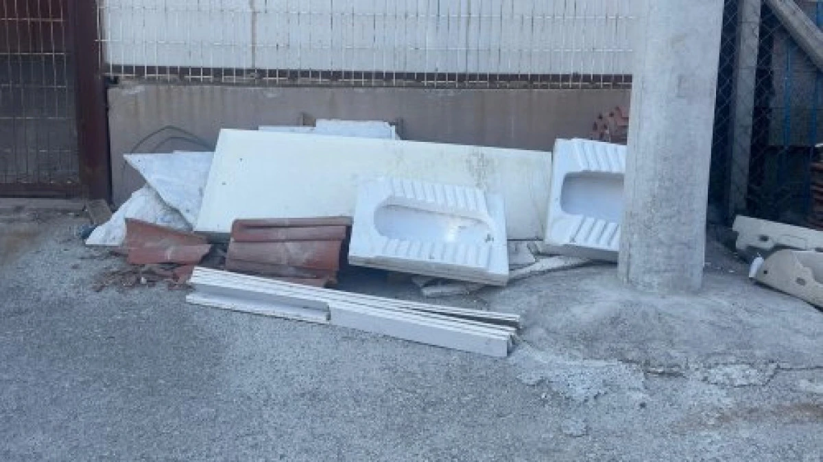 Dikili Sanayi Sitesi’nde kontrolsüz atık yığınları çevre felaketine yol açıyor!