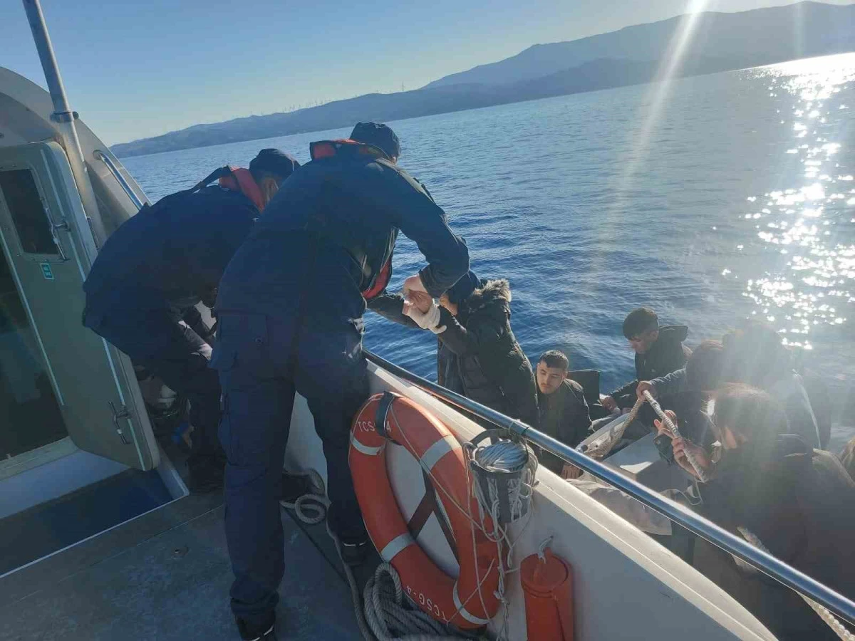 Dikili ve Çeşme açıklarında 67 düzensiz göçmen yakalandı