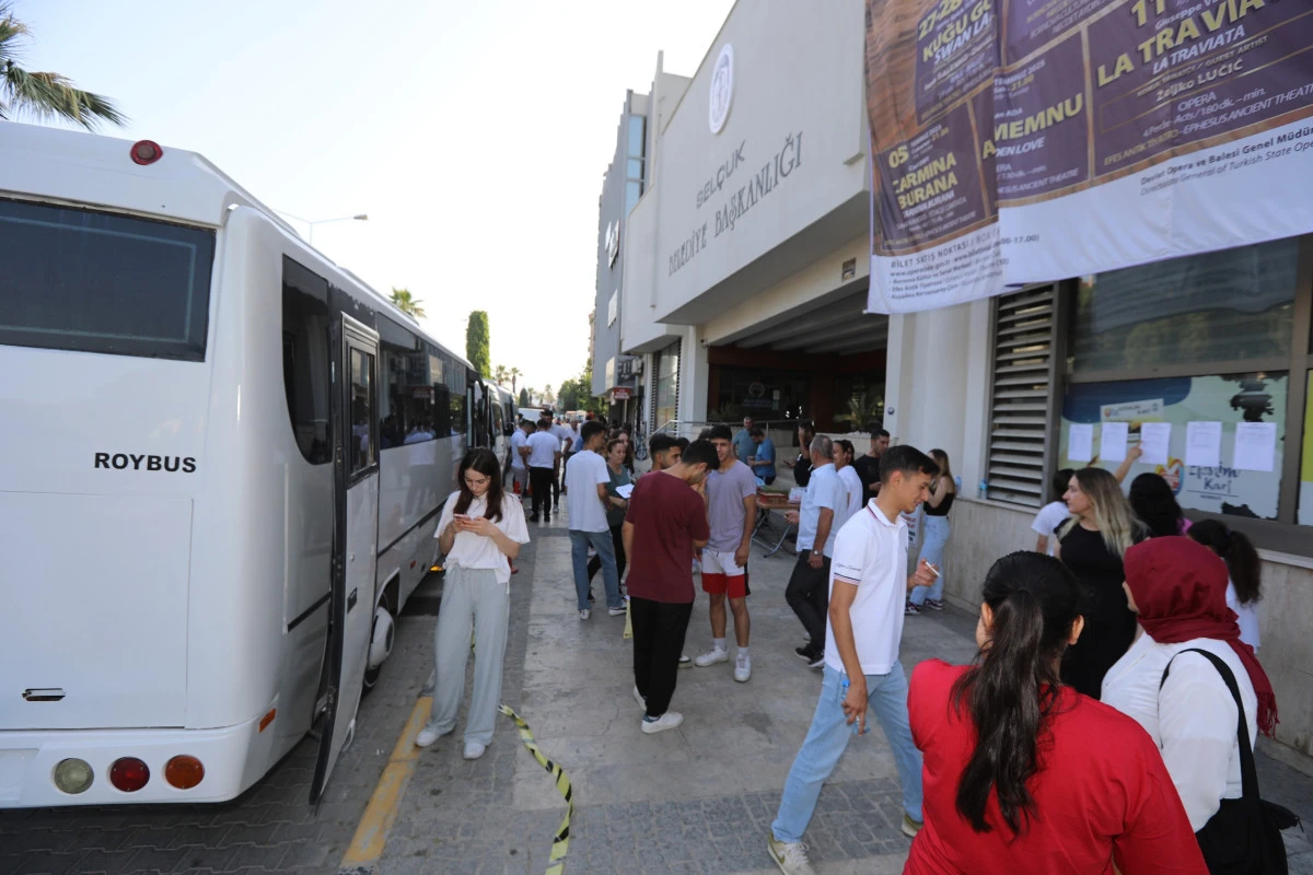 Efes Selçuk Belediyesi'nden sınav günü ulaşım desteği