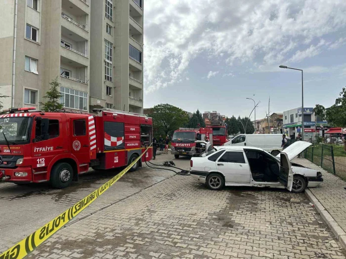 Evli çift kavga etti: Kadın emniyette ifade verirken, kocası evi ve arabaları yaktı!