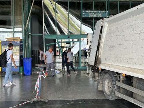 Freni boşalan otobüs yolcu bekleme alanına çarptı