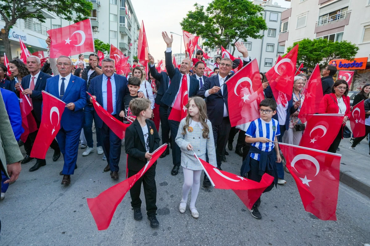 Gaziemir’de 30 Ağustos Zafer Bayramı’nda Balkan Dansları ve Çiğdem Taştan Konseri