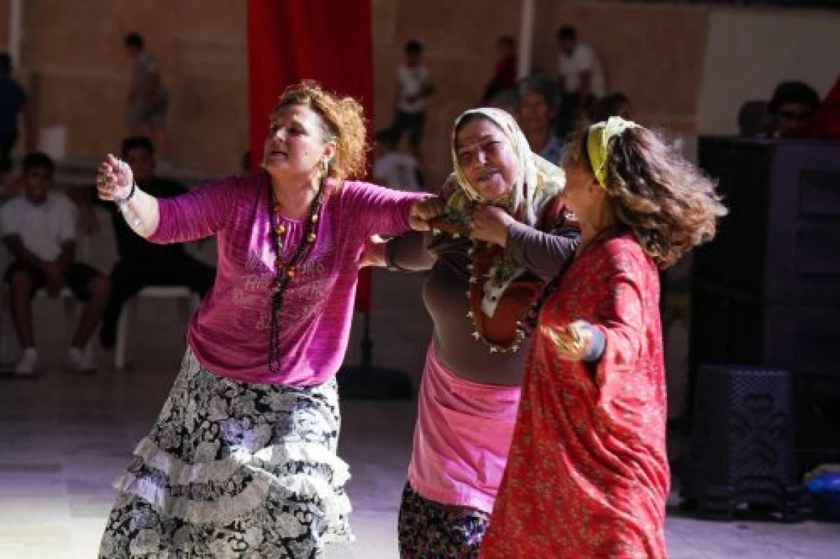 Gaziemir’de sanat gecesi: Coşku, müzik ve tiyatroyla buluştu