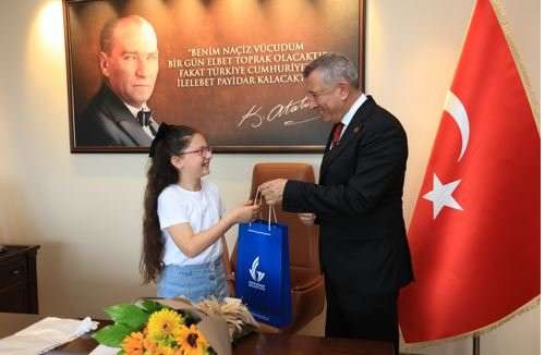 Güzelbahçe'de çocuk başkan koltuğa oturdu talimat verdi