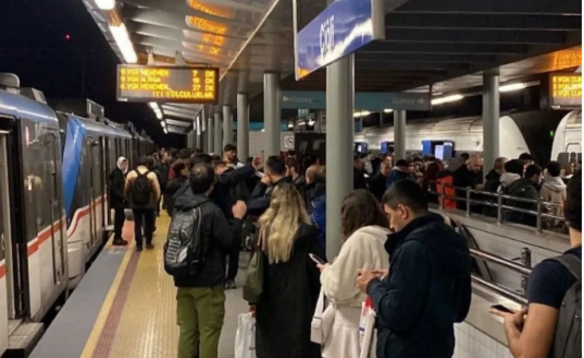 İZBAN’da yoğunluk krizi: Vatandaşlar tren bekliyor, istasyon doldu