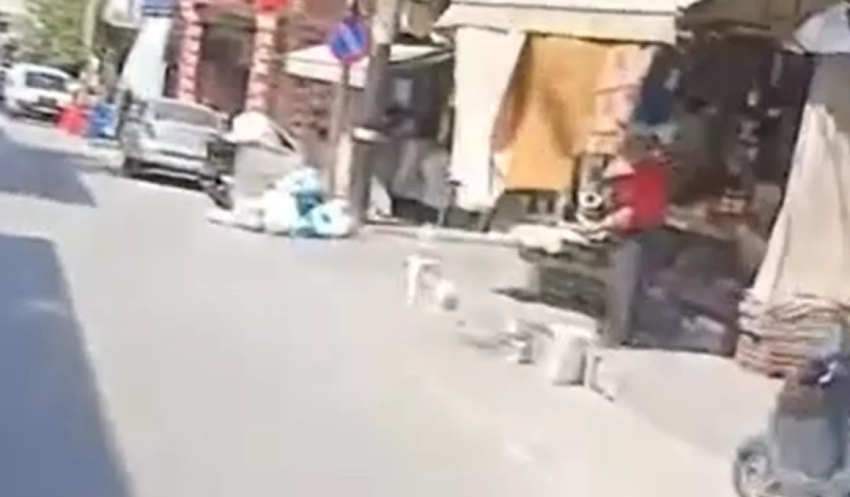 İzmir Bayraklı Gümüşpala’da esnaf işgalleri yayaları yolda yürümeye zorladı