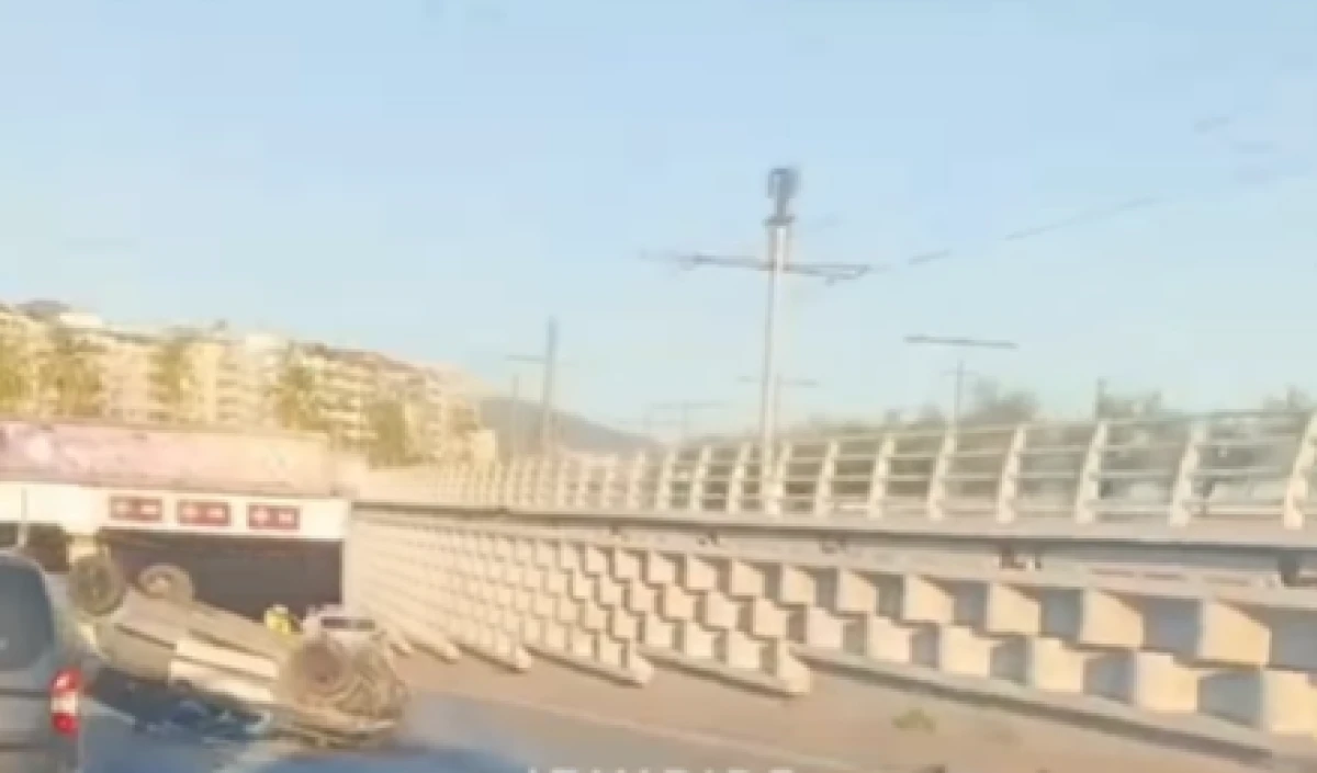 İzmir Güzelyalı'da araç takla attı: Ekipler olay yerinde