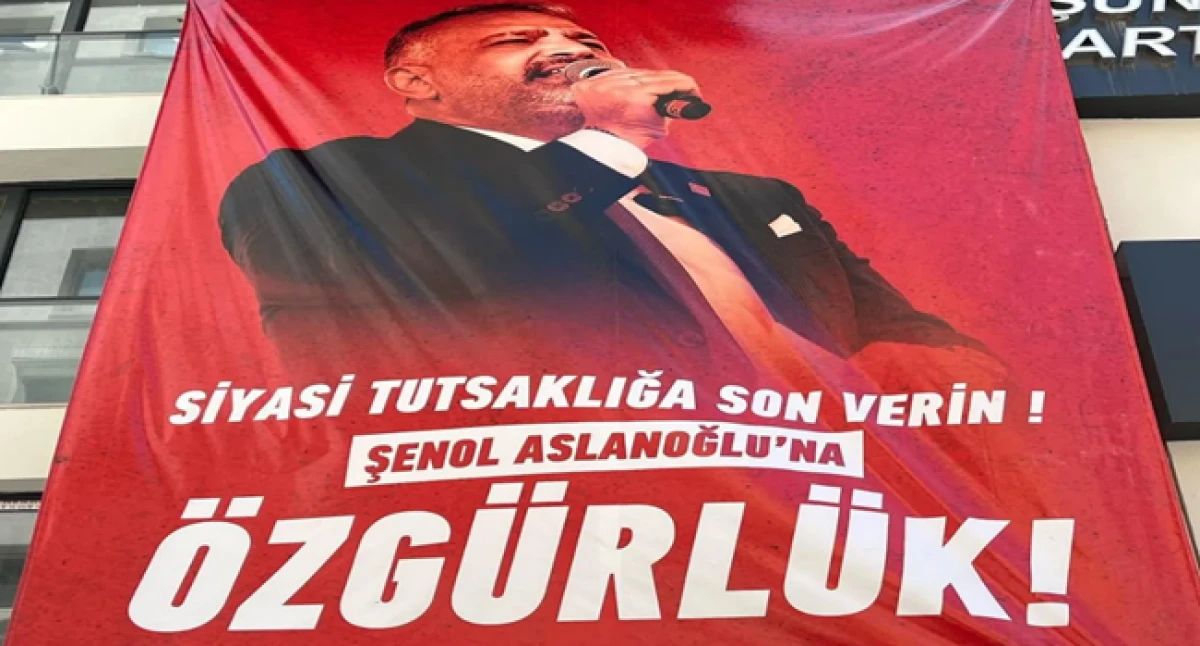 İzmir'de CHP binasına dev afiş: Tutsaklığa son verin