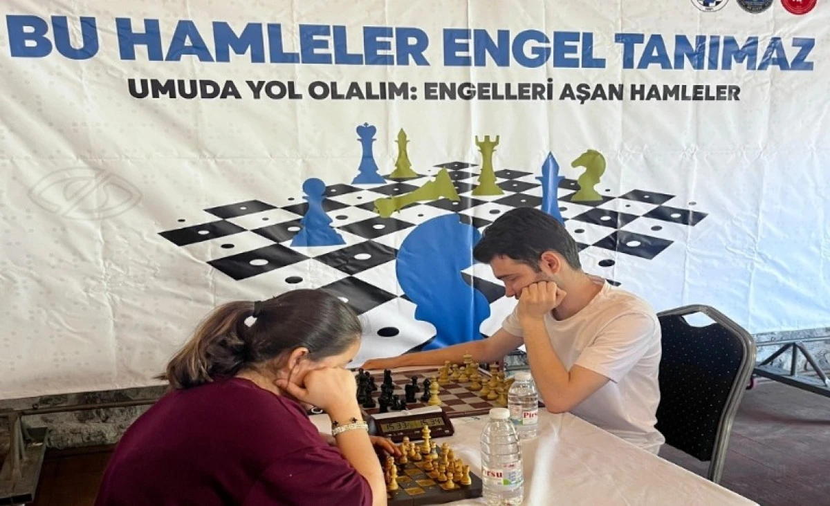 İzmir’de “Engelleri Aşan Hamleler” Satranç Turnuvası: Görme Engelli Sporcular Kıyasıya Yarıştı