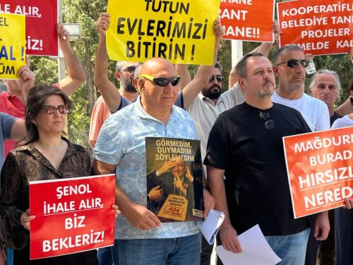 İzmir’de kooperatif mağdurları kırmızı halı sererek protesto eylemi yaptı!