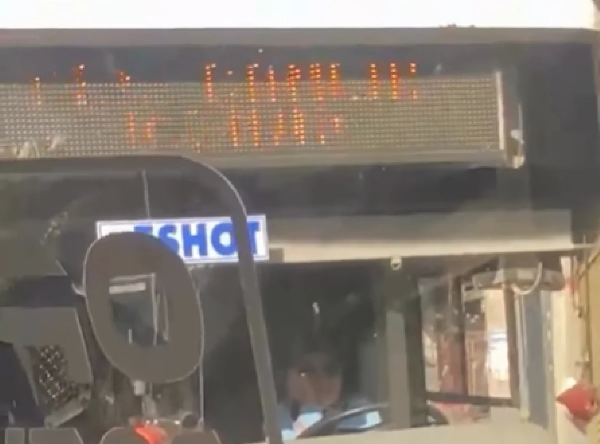 İzmir’de Trafiği Kilitledi: Dört Yol Ağzında El Freni Çekip Bekledi
