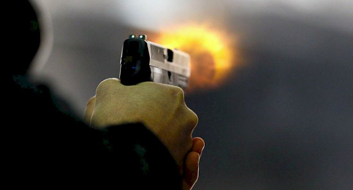 Karabağlar'da dehşet: Biri 8 kez bıçakladı, diğeri ateş etti!