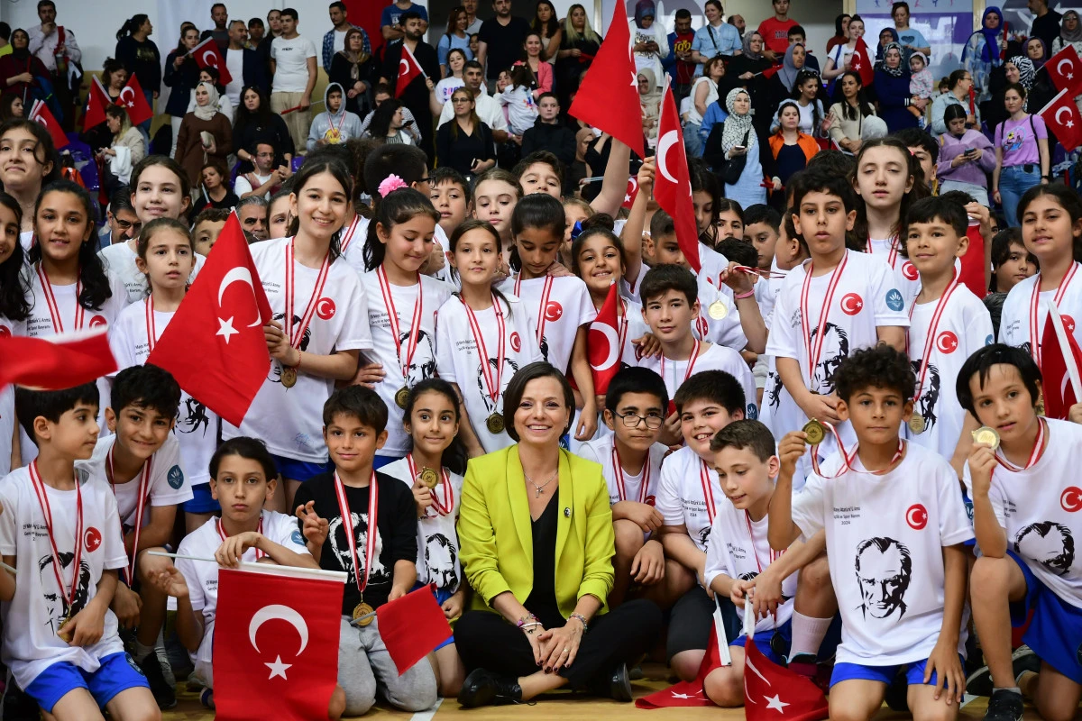 Karabağlar'da özel gereksinimli çocuklara yüzme kursu